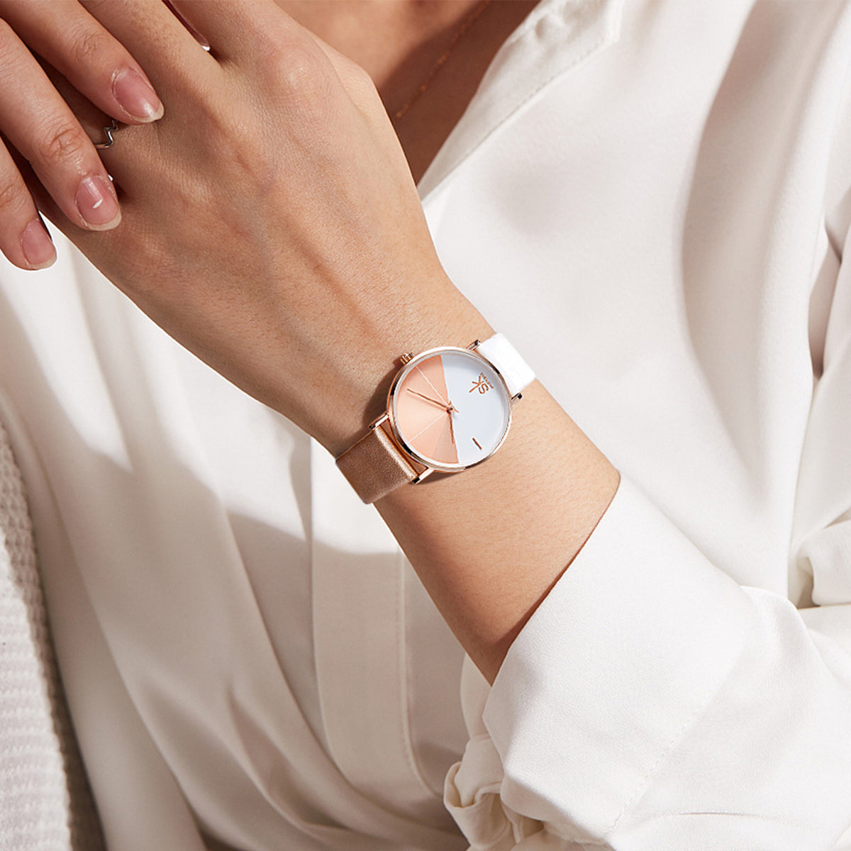 Montre femme MB-SH-FEM-001 — rose et blanc, portée au poignet