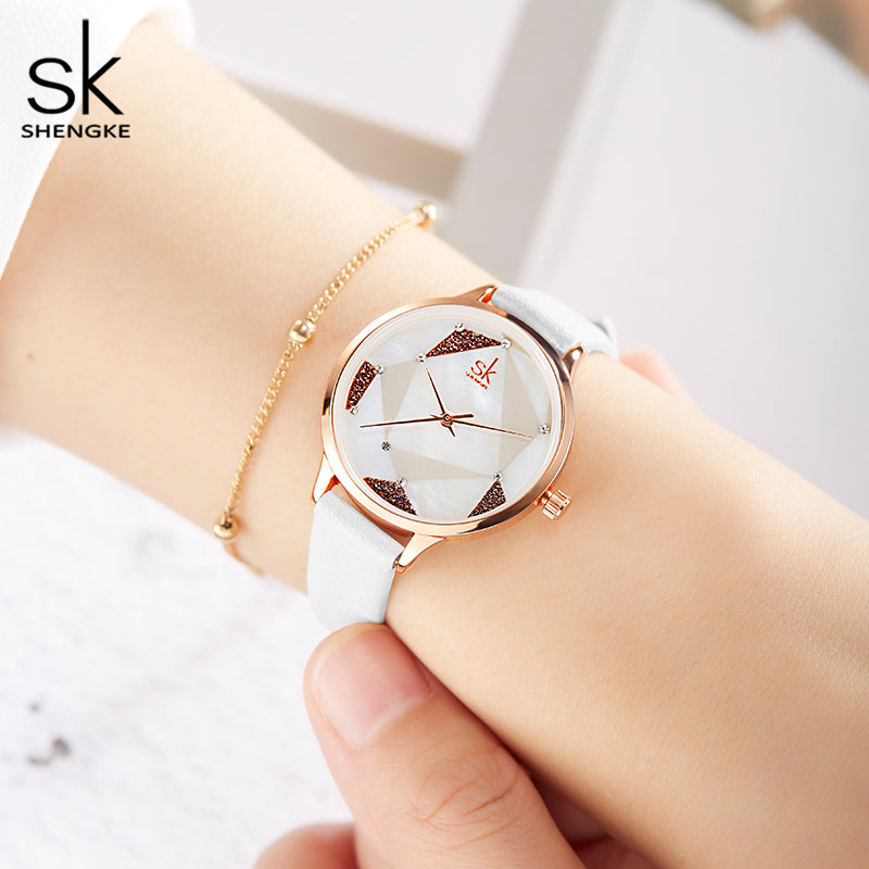 Montre femme blanc et doré rose MB-SH-FEM-023 — blanc et doré rose, portée au poignet