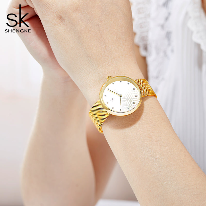 Montre femme finition dorée MB-SH-FEM-020 — portée au poignet