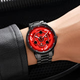 Montre rouge portée au poignet — gros plan
