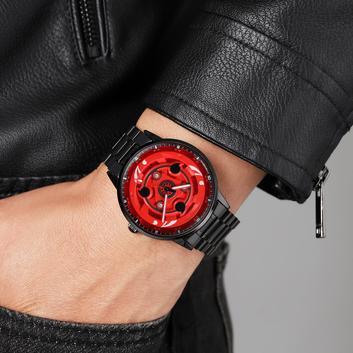 Montre rouge portée avec une veste noire